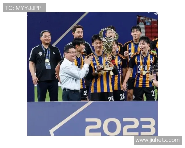 足球明星荣获最佳球员奖项的真实瞬间定格在镜头中 足球明星荣获最佳球员奖项的真实瞬间定格在镜头中