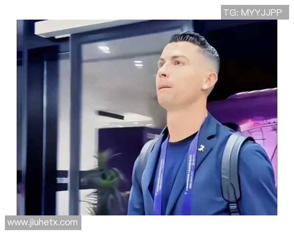 足球明星身着西装现身机场展现时尚魅力与运动风范的完美结合 足球明星身着西装现身机场展现时尚魅力与运动风范的完美结合