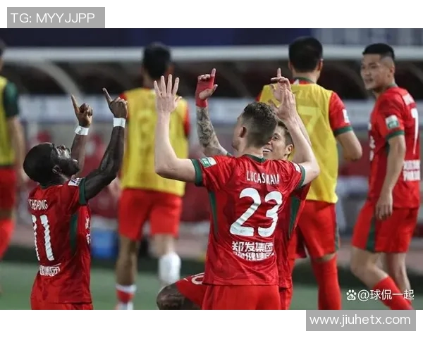 三大足球巨星宣告退役引发球迷热议与怀旧情怀